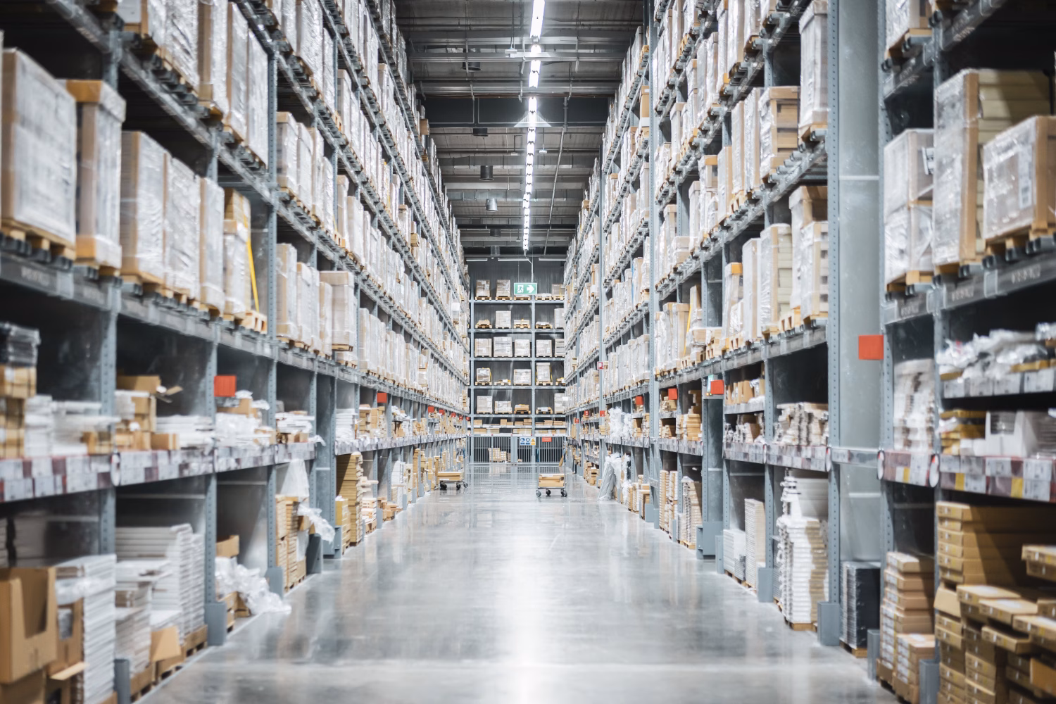 Jakie technologie renowacji posadzek przemysłowych najlepiej sprawdzają się w branży spożywczej, a jakie w magazynach logistycznych?