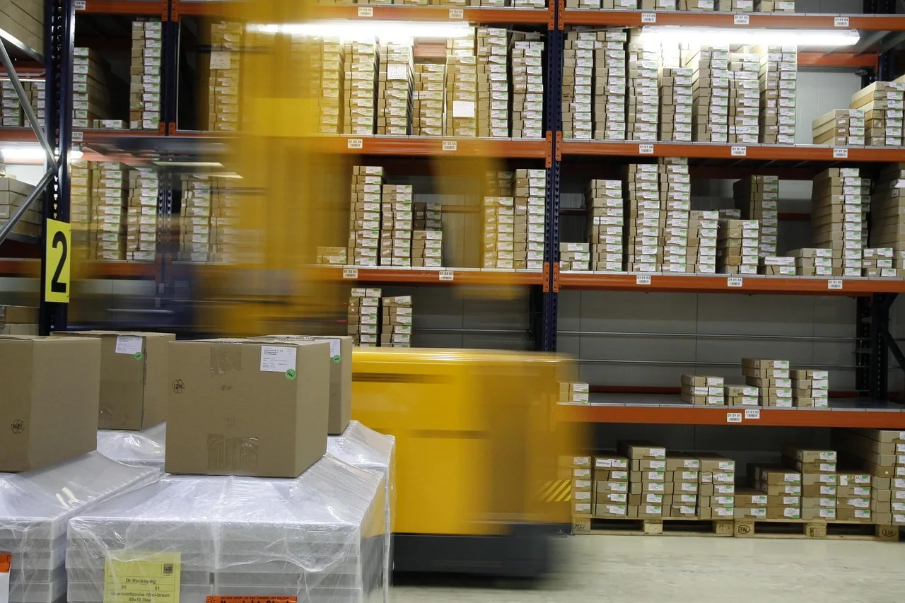 Wynajem magazynu dla e-commerce: wymagania i najlepsze lokalizacje
