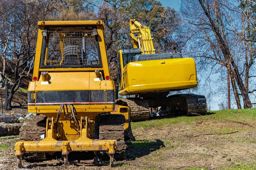 Wynajem maszyn budowlanych na 1 dzień – jak ułożyć kolejność prac, żeby nie płacić za przestoje