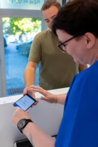 Klient podpisuje elektroniczny protokół serwisowy na ekranie telefonu