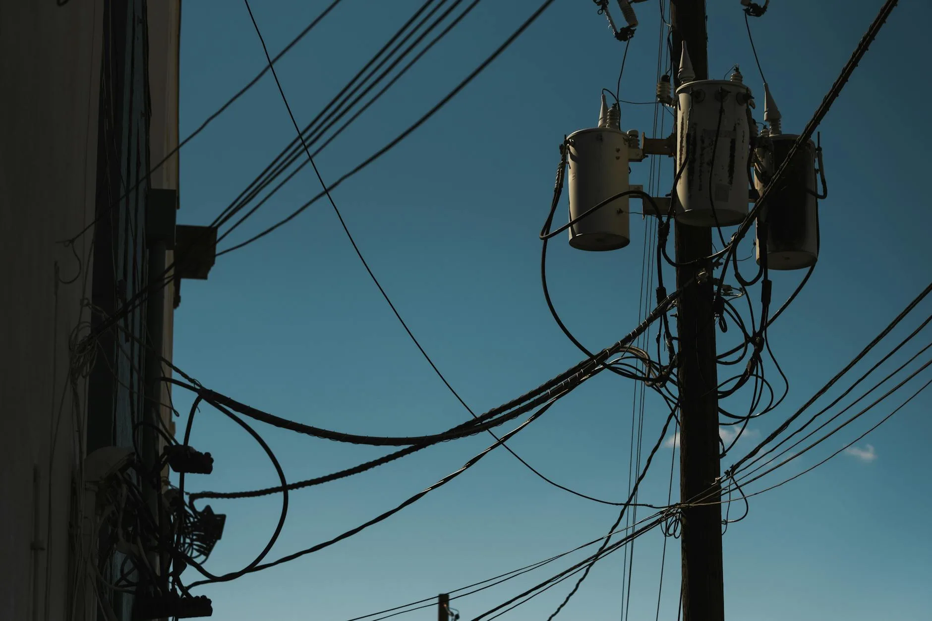 Wahania napięcia a elektronika użytkowa – jak chronić urządzenia przed kosztownymi uszkodzeniami?