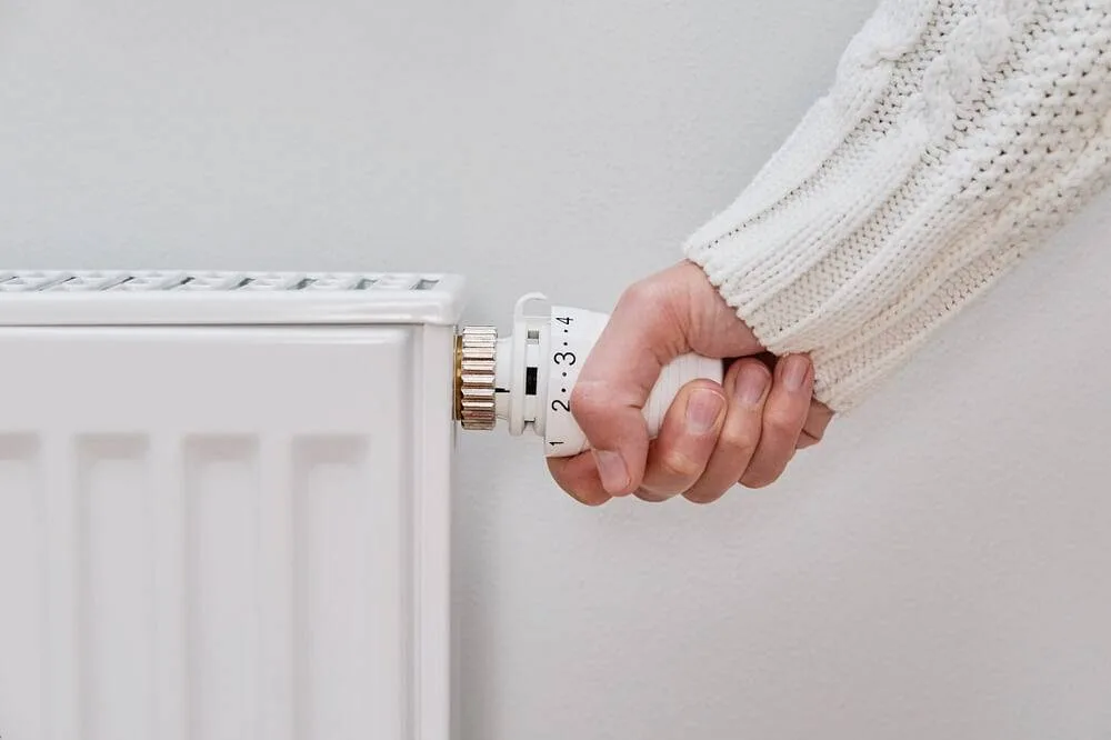 Ogrzewanie elektryczne do małych pomieszczeń – co wybrać, żeby nie przepłacać?