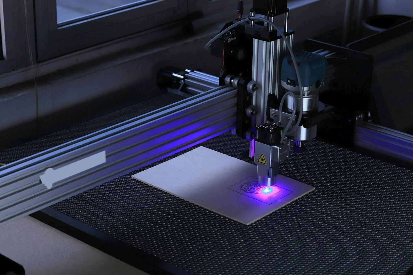 Jakie materiały można poddać procesowi wycinania CNC