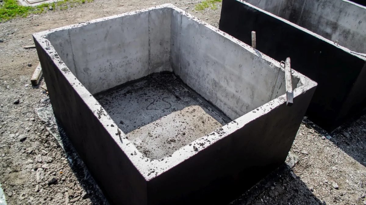Betonowy zbiornik na deszczówkę – o czym pamiętać przy zakupie i do czego można go wykorzystać?