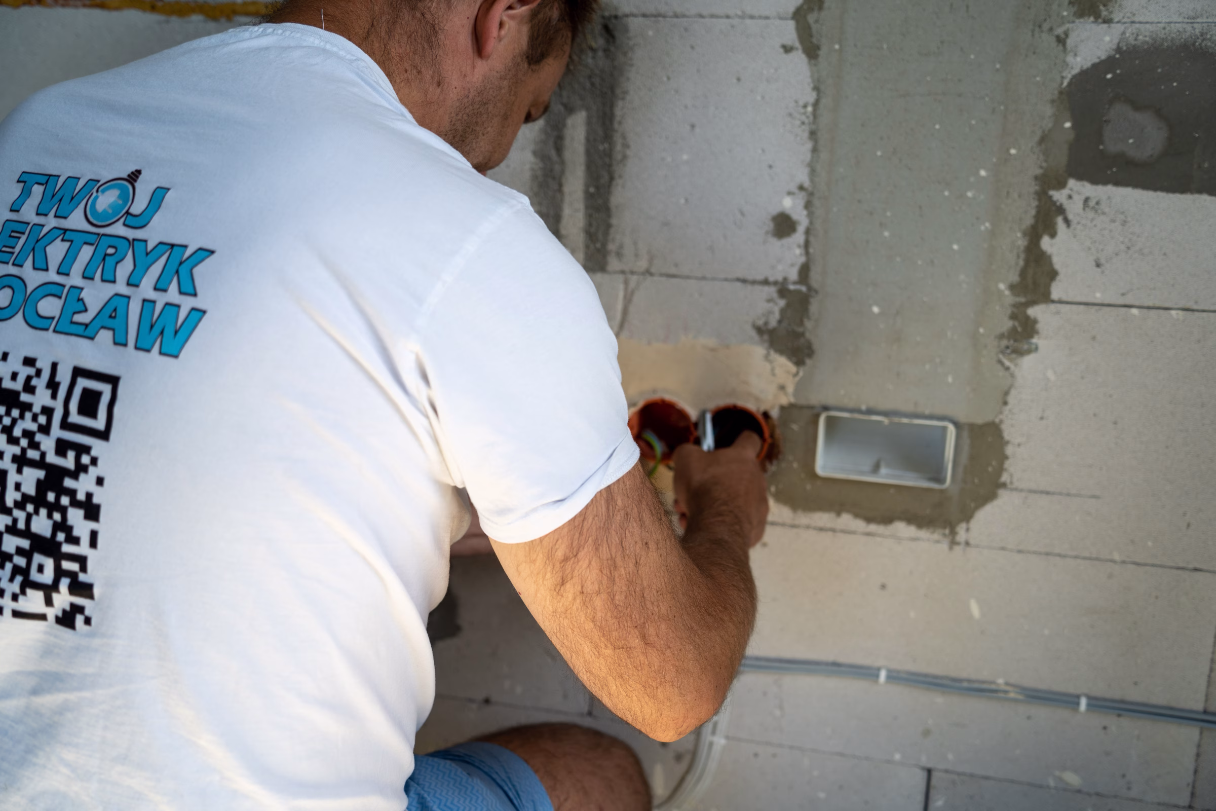 elektryjk montuje puszki elektryczne