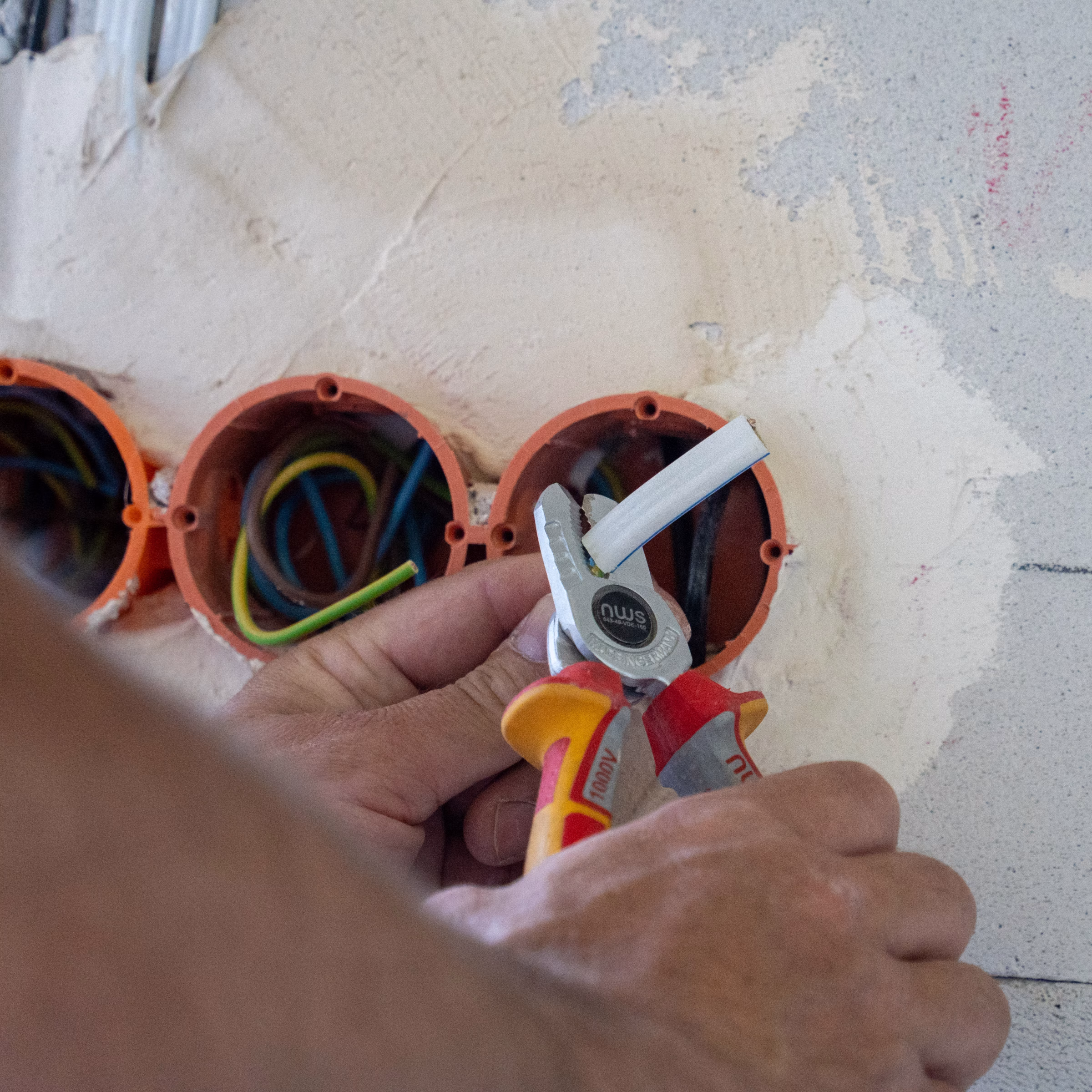 elektryk układa instalację